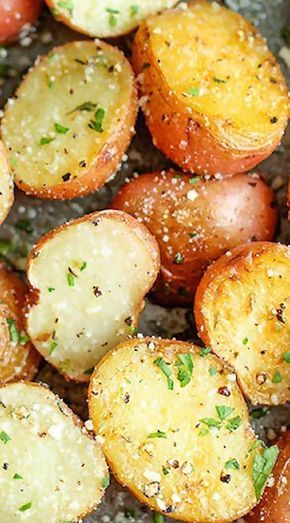 Garden Potatoes Recipes, Potatoes Garlic Parmesan, Parm Potatoes, Garlic Parmesan Roasted Potatoes, Yummy Potatoes, Parmesan Potato, Parmesan Roasted Potatoes, Rosemary Potatoes, Parmesan Potatoes