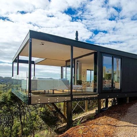 Casa em declive com estrutura metálica e pilotis (foto: Pinterest) #casaemdeclive #casaemdeclivecomgaragem #casaemdecliveacentuado Cliff Houses, Hillside Homes, Family Houses, Slope House, Steel Frame House, Hillside House, House On Stilts, Container House Plans, Container House Design