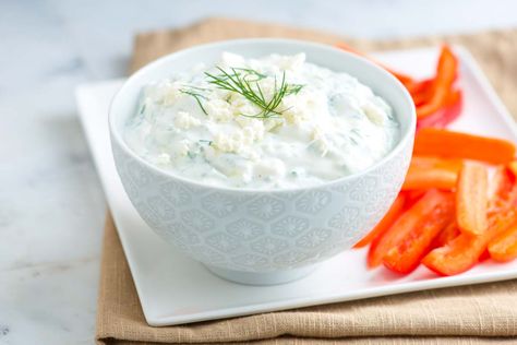 Creamy Tzatziki Sauce Recipe with Feta Feta Tzatziki, Tzatziki Sauce Recipe, Greek Yogurt Dips, Cucumber Yogurt, Feta Recipes, Feta Dip, Easy Dips, Yogurt Dip, Tzatziki Sauce