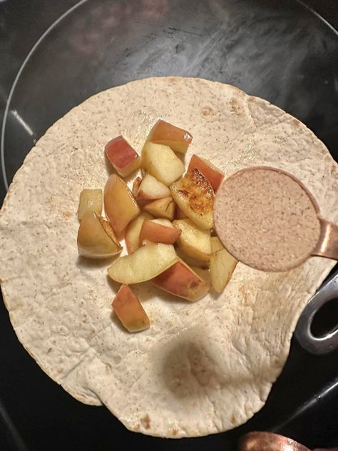 Apple pie with cinnamon sugar wrap Tortilla Fruit Wrap, Apple Wraps, Fruit Wraps, Ww Snacks, Carb Counter, Cinnamon Apple Pie, Low Carb Wraps, Tortilla Rolls, Apple Turnovers