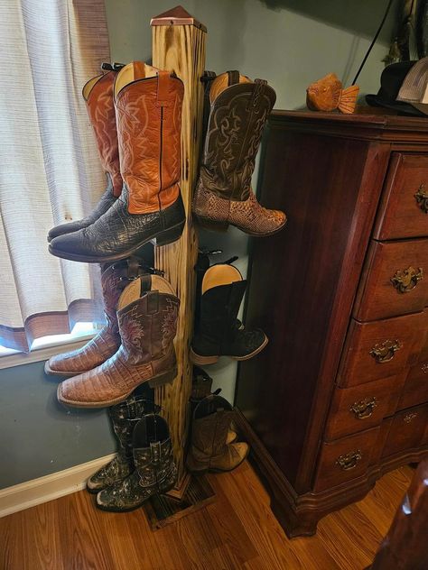 Boot Stand Diy, Western Boot Rack, Cowboy Boot Storage Ideas, Boot Rack Ideas, Diy Rustic Coat Rack, Boot Shelves, Diy Boot Rack, Western Crafts Diy, Western Ranch Home Decor