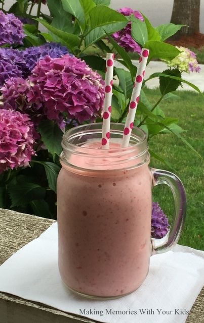 My kids love when I make them smoothies.  Strawberry Banana Smoothies are definitely their favorites and they drink a lot of them!  I typically make them with fruit and yogurt and ice cubes.  This recipe doesn’t have yogurt or ice so I wasn’t quite sure if it would be a smoothie or more of a … Orange Julius Strawberry Banana Smoothie, Strawberry Banana Orange Julius Recipe, Strawberry Banana Julius Recipe, Strawberry Julius Recipe, Strawberry Banana Recipes, Banana Daquiri, Orange Julius Copycat Recipe, Kids Smoothie Recipes, Orange Julius Smoothie