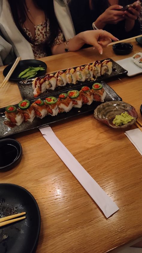 sushi dinner Sushi Snapchat Story, Sushi Snapchat, Sushi Snap, Sushi Fake Story, Foto Sushi, Group Dinner, Sushi Date, Sushi Dinner, Alcohol Aesthetic