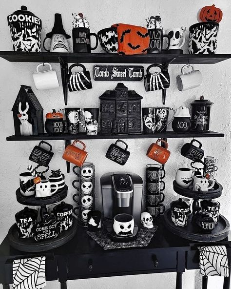 Casa Rock, Goth Kitchen, Gothic Kitchen, Spooky Kitchen, Nightmare Before Christmas Decorations, Spooky Home Decor, Gothic Furniture, Dark Home Decor, Spooky House