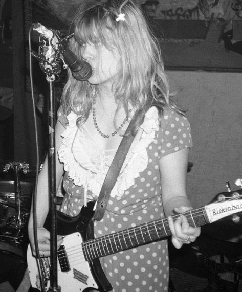 courtney Kat Bjelland, Riot Grrl, Riot Grrrl, Courtney Love, 90s Grunge, Punk Rock, Rock N Roll, My Aesthetic, Singing