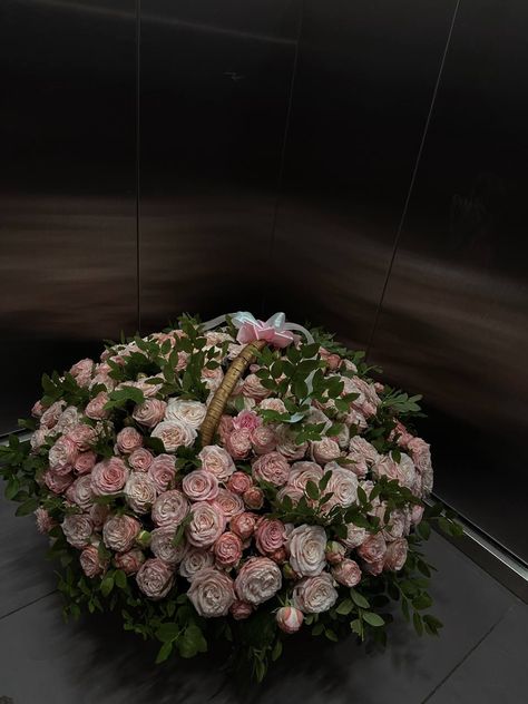 Huge Bouquet, Luxury Flower Bouquets, Vintage Flowers Wallpaper, Boquette Flowers, Flowers Bouquet Gift, Nothing But Flowers, Flower Therapy, House Smell, Beautiful Bouquet Of Flowers