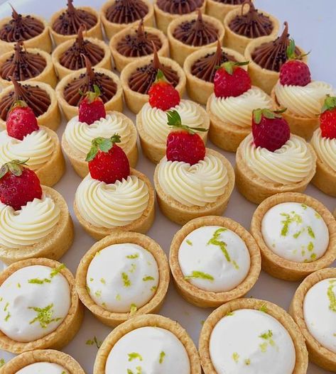 Dessert Cups Recipes, Kitchen Ideas For Small Spaces, Catering Ideas Food, Mini Tart, Ideas For Small Spaces, Catering Food, British Food, Buffet Food, Mini Desserts