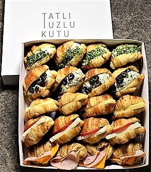 Chasing Money, Mini Croissant, Thriller Novels, Catering Ideas Food, Picnic Food, Snacks Für Party, Picnic Foods, Food Platters, Food Presentation