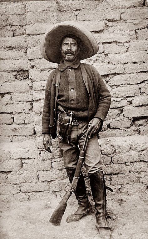 Unknown Mexican bandit Old West Outlaws, Old West Photos, Mexican Revolution, Cowboy Pictures, Mexico History, Buch Design, Wilde Westen, American Frontier, Robert Doisneau