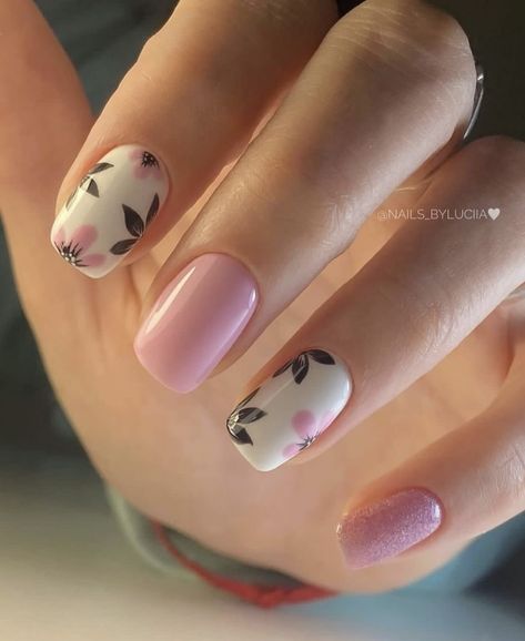 Pink Nail Designs Short Nails, Pink Gel Nails With Flowers, Short Pink Gel Nails, Pink Nails With Flower Design, Elegant Short Nails, Botanical Nail Art, Squoval Nails Design, Pink Floral Nails, Daily Nails