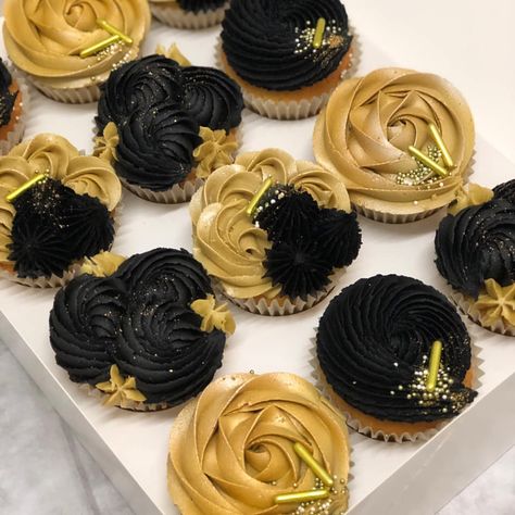 Learn to make the perfect gold buttercream frosting - The Taylor Made Way... 💐💐 Gold Buttercream Frosting, Gold Buttercream, Black And Gold Birthday Cake, Black And Gold Cake, Black Cupcakes, Elegant Cupcakes, Gold Dessert, Gold Cupcakes, Gold Birthday Cake