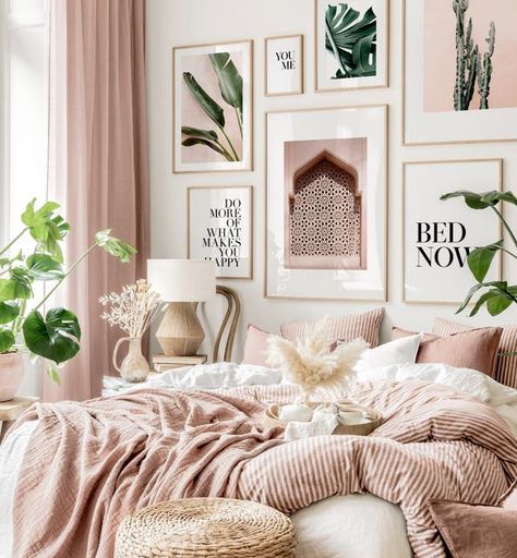 Pink Couch Wallpaper, Pink Scandinavian Bedroom, Rose Pink Bedroom Ideas, Pink And Emerald Green Bedroom, Blush Pink And Green Bedroom, Rose Pink Bedroom, Soft Pink Bedroom Ideas, Green Pink Bedroom, Pink Green Bedroom