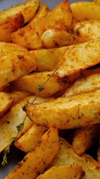 Broasted Potatoes, Homemade French Fries, Easy Potato Recipes, Potato Recipes Side Dishes, Tasty Recipes Videos, Quick Recipes Snacks, Air Fryer Recipes Healthy, Delicious Snacks Recipes, Fries In The Oven