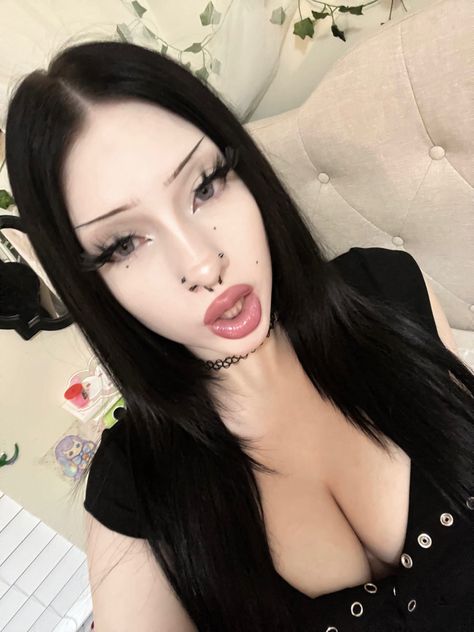 Dark Makeup Blonde Hair, Alt Simple Makeup, Goth Eye Looks, Natural Alt Makeup, Alt Baddie Makeup, Goth Baddie Makeup, Basic Goth Makeup, Alt Eyebrows, Goth Baddie Outfits