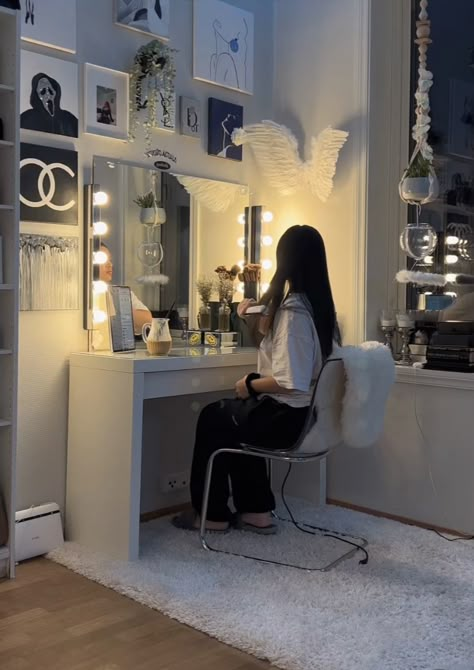 Room Ideas Aesthetic Dark Feminine, Vanity Placement In Bedroom, Ladies Room Ideas, Vanity Ideas Bedroom Aesthetic, Bedroom Mirror Selfie, Bedroom Esthetics, Vanity Mirror Desk, Desk And Vanity, Vanity Room Decor