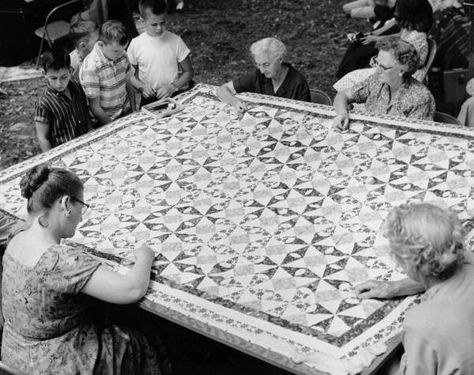 I have never been part of a quilting bee and that makes me so sad. Maybe one day.    [I love how interested the little boys are.] Amische Quilts, Community Activity, History Of Quilting, Women Sewing, Vintage Foto's, Tuscaloosa Alabama, Bee Photo, Springs Florida, Folk Festival