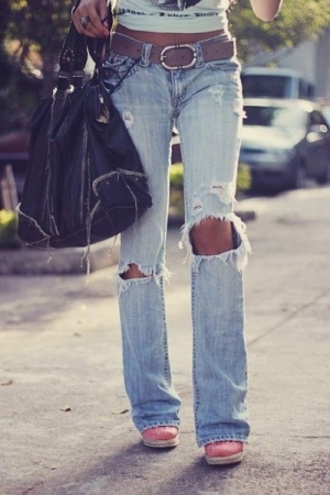 I love ripped jeans. I want all my jeans and shorts like this. Holy Jeans, Looks Jeans, Moda Jeans, Rock Revival Jeans, Cooler Look, Looks Street Style, Estilo Chic, Mode Inspo, Rock Revival