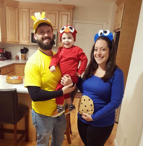 Pregnancy Family Halloween costume! Sesame Street. Halloween With Baby, Maternity Costumes, Sesame Street Halloween Costumes, Family Costumes For 3, Halloween Costume Ideas 2023, Halloween Constumes, Kids Halloween Costume Ideas, Family Halloween Ideas, Indoor Kids Games