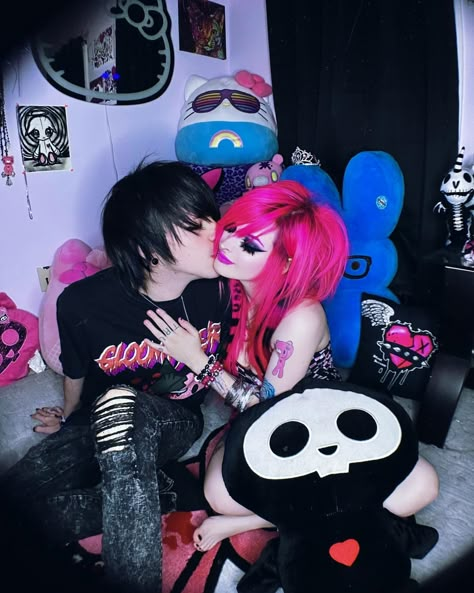 (っ◔◡◔)っ ♥ 🖤XO💖XO🖤 ♥ 🖤Qotd: who is your current favorite band or artist? • • • • • • #emo #emokid #scene #itgirl #tiktok #y2k… | Instagram Scene Matching Pfp, Rawring 20s, Scene Couple, Scene Music, Y2k Instagram, Tiktok Y2k, Pink Emo, Emo Couples, Emo Style