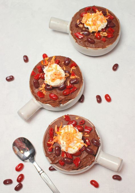 Potluck Chili Cupcakes (chocolate cupcakes with jelly beans and whipped cream on top) for #AprilFools #SundaySupper via palatable pastime Potluck Chili, Chili Cupcakes, Beer Jelly, Jelly Belly Beans, Anna Banana, Chili Cook Off, April Fool's Day, Oreo Truffles, Sunday Suppers