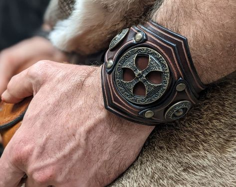 Artisanya - Etsy India Black Viking, Biker Bracelet, Bracelet Viking, Biker Leather, Fantasy Clothing, Leather Cuffs, Cool Items, Leather Design, Vegetable Tanned Leather