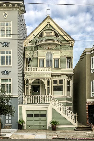 A stunning Victorian house in San Francisco, California. This city is full of pretty historic houses. Click through for more pictures on the A Lady in London blog.  #sanfrancisco #california #victorian #house Victorian House With Balcony, Victorian House Outside, Detailed Home Exterior, Victorian House Balcony, Dream House Balcony, Pretty Buildings To Draw, Victorian Homes Outside, California House Style, Exterior Victorian House