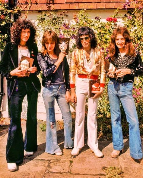 70s Queen Band Fashion, Queen In The 70s, Queen Fashion Band, 70s Rock Band Outfits, Queen Band Outfits 70s, Queen Aesthetic Band Outfit, Queen Band Concert Outfits, Queen Band Costume, 80s Band Outfits