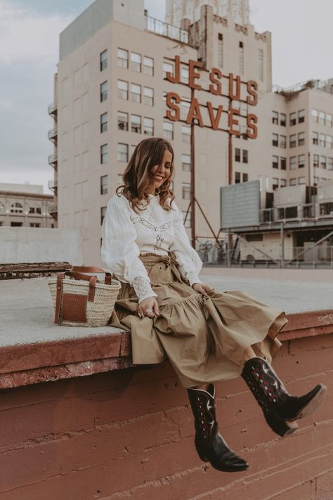 How to wear Cowboy Trend | Collage Vintage Cowgirl Boot Dress Outfits, Street Collage, Cowgirl Era, Outfit Botas, Fashion Style Women, Taupe Fashion, Festival Inspo, Bota Country, Fun Outfits