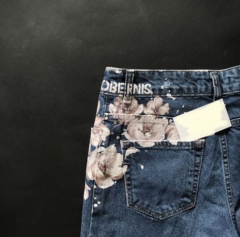 Flower Painted Jeans, Jeans Painting, Denim Painting, Painted Pants, Painted Leather Jacket, Painted Clothes Diy, Thrift Flips, Flower Jeans, Custom Denim Jacket