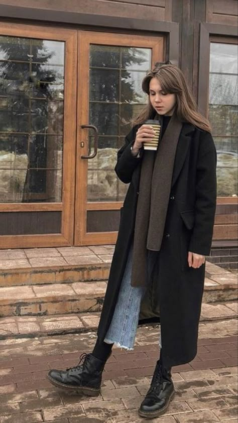 Styling Long Coats, Pnw Gothic Outfits, Dr Martens Autumn Outfit, Bookcore Style, Winter Dr Martens Outfits, Kaban Outfit, Dr Martens Fall Outfit, Doctor Who Inspired Outfits, Spain Winter Fashion