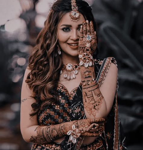 Mehandi Stills, Mehandi Shoot, Mehandi Poses, Mehendi Shoot, Mehendi Photography Bridal, Mehndi Photoshoot, Mehendi Poses, Mansi Srivastava, Haldi Photos