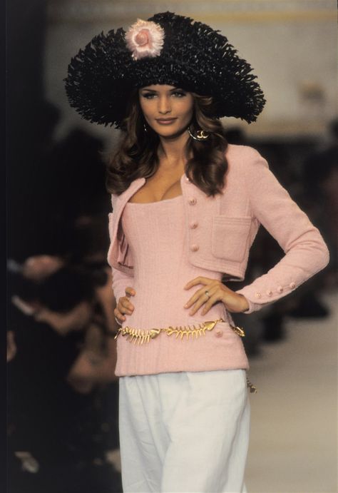 Chanel 1993, 90s Y2k Fashion, 90s Runway Fashion, Patrick Demarchelier, 90s Models, Helena Christensen, Chanel Haute Couture, Chanel Spring, Claudia Schiffer