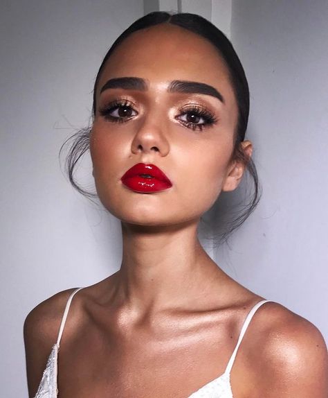 bold red lip #beauty Red Lip Gloss, Makeup Tip, Bold Lipstick, Beauty Make-up, Pinterest Makeup, Makijaż Smokey Eye, Foto Poses, Make Up Looks, Red Lip