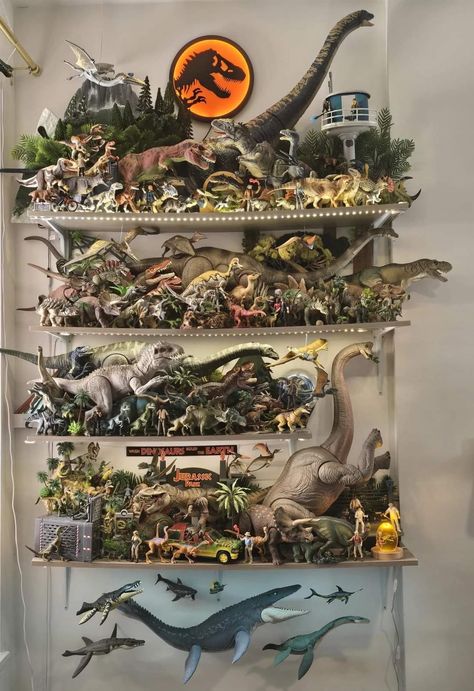 Dinosaur Display Ideas, Jurassic World Room, Dinosaurs Aesthetic, Jurassic Park Room, Dino Bedroom, Jurassic Park Baby Room, Dinosaur Display Boy Rooms, Dinosaur Room Ideas, Jurassic Park Diorama