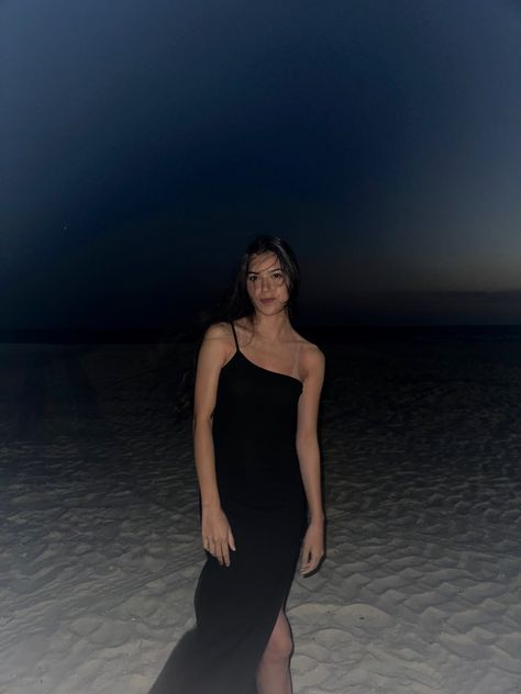 Night Photos With Flash, Beach Flash Photos, Beach Pictures Poses Instagram Night, Flash Beach Photos, Beach Flash Photography, Nighttime Beach Photoshoot, Beach Night Photos, Night Beach Photoshoot, Night Beach Pics