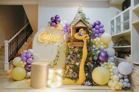 Tangled Balloon Decoration, Tangled Backdrop, Rapunzel Backdrop, Rapunzel Decorations, Rapunzel Birthday Party Ideas, Rapunzel Birthday Cake, Bolo Rapunzel, Tangled Birthday Party, Rapunzel Birthday