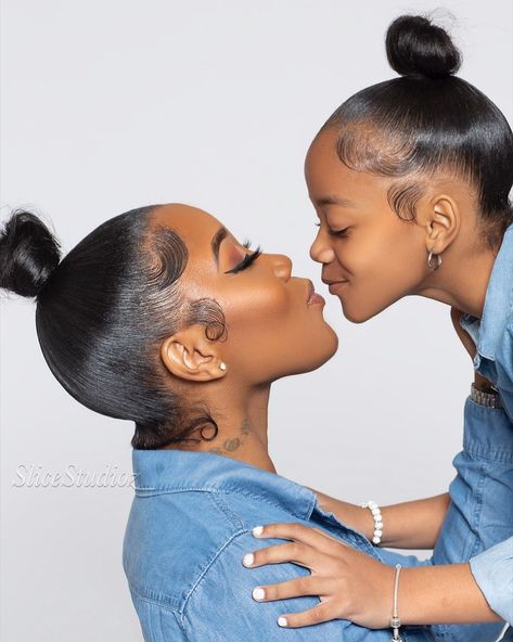 Slice Studioz & Hair Co. LLC on Instagram: “Me & Mommy natural hair buns.! ❤️ I'm coming for it.! 🙌🏾🙌🏾🙌🏾 #ThePiinkeEffext 🌑 #IssaGodThang #ISSAHairThang #HairSavage #IAMHairSavage…” Daughter Hairstyles, Mommy Daughter Photos, Mommy Daughter Outfits, Daughter Outfits, Natural Hair Bun Styles, Mommy Goals, Hair Buns, Shotting Photo, Mommy Daughter