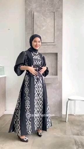 Cek Dress Tenun di link bio no 097 Model Blouse Batik, Dress Batik Modern, Tenun Dress, Model Dress Batik, Dress Muslim Modern, Batik Dress Modern, Moslem Fashion, Fashion Dresses Formal, Chinese Style Dress