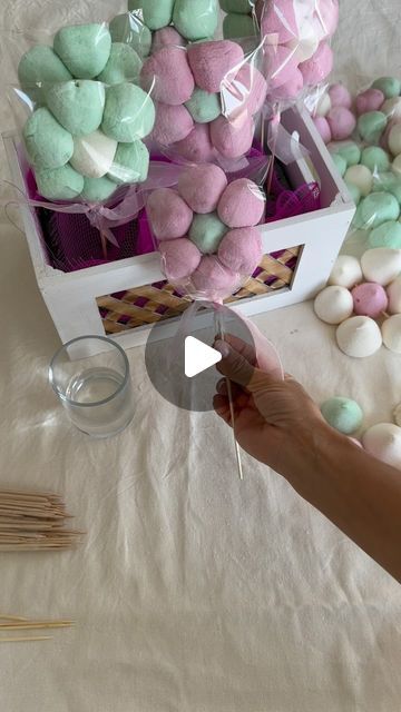 Lorena Alemán on Instagram: "✨ Mesa dulce: flores de chuches  Si también tienes a la vista una celebración y quieres sorprender con detalles dulces a tus invitados mira qué fácil de hacer son estas flores y qué bonitas quedan. Nos ayudarán a decorar la mesa dulce o como regalo para los invitados.  Nosotras las estamos preparando para la comunión de nuestra hija.  #mesadulce #comunion #mesadulcecomunion #mesadulces #florgolosinas #detallesinvitados #detallescumpleaños #chuches #golosinas #florescomestibles" Chuches Ideas, Ideas Regalos, Farm Party, Candy Bar, Candy, On Instagram