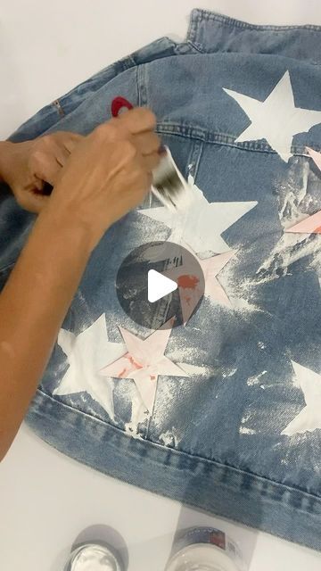 Denim Jacket Makeover, Hand Painted Jean Jacket Diy, Painted Jeans School Spirit, Custom Jean Jacket Ideas, Denim Jacket Diy Paint, Jean Jacket Diy, Custom Jean Jacket, Diy Denim Jacket, Painted Denim Jacket