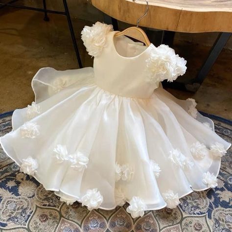 White Organza Dress, Girl Birthday Outfit, Dress With Pearls, White Baby Dress, Whimsical Dress, Dress Baby Girl, Baby Dress Patterns, Birthday Party Outfits