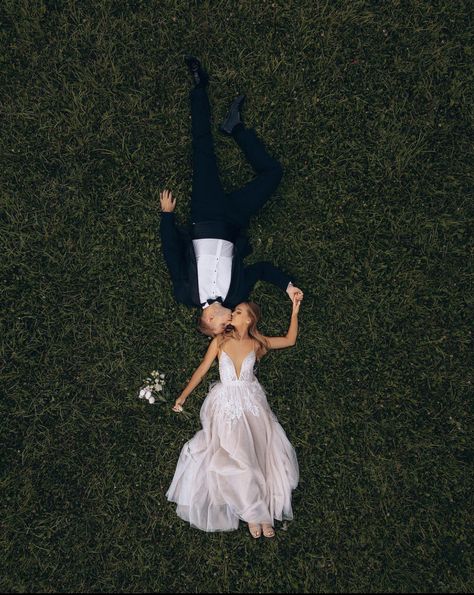 Idea For Wedding Photography, Drone Wedding Photography Photo Ideas, Wedding Poses Reference, Funny Couple Photoshoot Ideas, Creative Wedding Photo Ideas Unique, Drone Photoshoot Ideas, Goofy Wedding Photos, Couple Drone Photography, Drone Engagement Photos