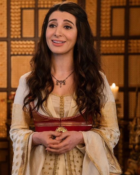 🕌”You are just getting married, it’s not like you have to talk to him.”. Probably my favourite line from Dalia! 😂! Disney’s Aladdin is now… Nasim Pedrad Aladdin, Dalia Aladdin, Nasim Pedrad, Disney Princess Enchanted Tales, Aladdin Live, Aladdin Costume, Aladdin Disney, Film Costumes, Aladdin Genie