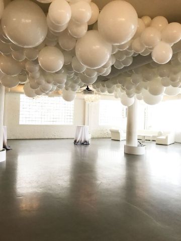 decoracion de globos en techo para bodas Led Light Up Balloons, Ceiling Balloons, White Party Theme, Light Up Balloons, White Party Decorations, Balloon Glow, Balloon Ceiling, Prom Decor, Balloon Installation