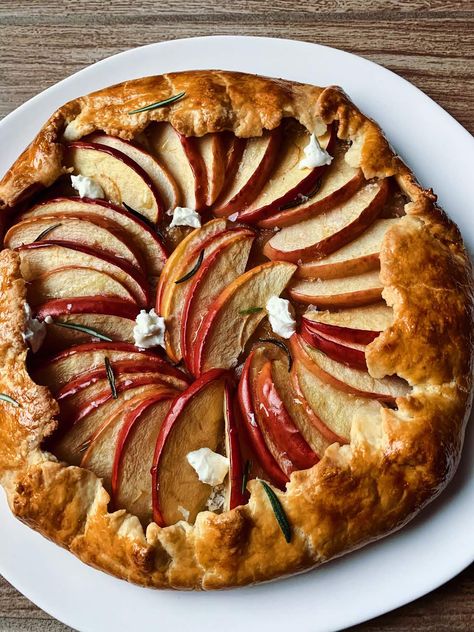 Savory Apple & Goat Cheese Galette - Yes Apples Apple Goat Cheese Galette, Goat Cheese Galette, Apple Goat Cheese, Cheese Galette, Winter Appetizers, Caramelized Shallots, Apple Galette, Gf Baking, Goat Cheese Recipes