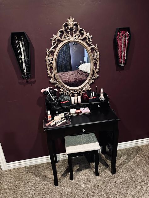 Casa Rock, Vanity Setup, My Vanity, Glamour Decor, Makeup Area, Vanity Room, Goth Decor, Glam Room, Booth Display