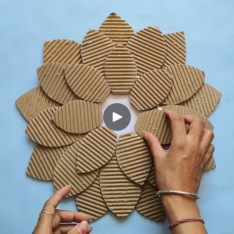 Cardboard Box Crafts Decor, Corrugated Cardboard Crafts, Card Board Craft Ideas, Cardboard Garden, Cardboard Roll Crafts, Cardboard Flowers, Diy Cardboard Crafts, Cardboard Crafts Decoration, Paper Roll Art