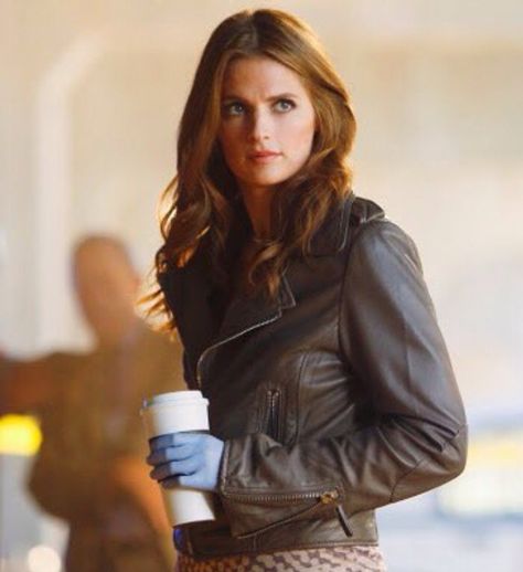 Blue gloves Castle Tv Series, Female Detective, Richard Castle, Castle Tv Shows, Castle Beckett, Castle Tv, Kate Beckett, Stana Katic, Serie Tv