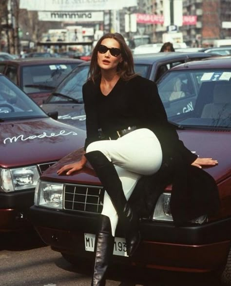 90s Supermodels Street Style, Carla Bruni 90s, Carla Bruni Style, 90s Supermodels, 90s Models, Carla Bruni, Aesthetic Moodboard, Effortlessly Chic Outfits, Elegant Feminine