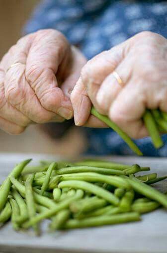 Snapping beans Garlic Parmesan Green Beans, Green Beans Easy, Balsamic Green Beans, Southern Style Green Beans, Baked Green Beans, Snap Beans, Parmesan Green Beans, Green Beans Recipe, Family Supper